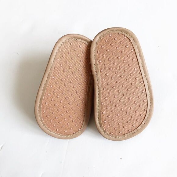 Old Navy NWT tan scalloped sandals 6-12m (US 3) - Picture 4 of 4